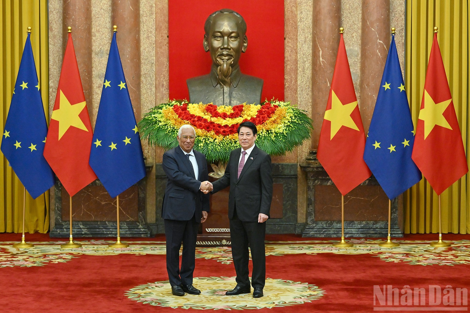 El presidente de Vietnam, Luong Cuong (derecha), recibe al titular del Consejo Europeo, António Costa.