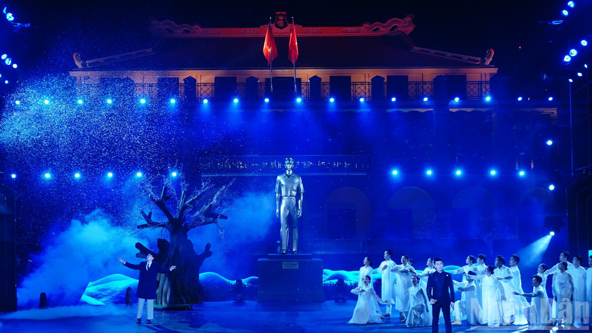 El escenario instalado en el muelle de Nha Rong, desde donde el joven patriota Nguyen Tat Thanh (un alias del Presidente Ho Chi Minh) se marchó en busca de un camino de salvación nacional.
