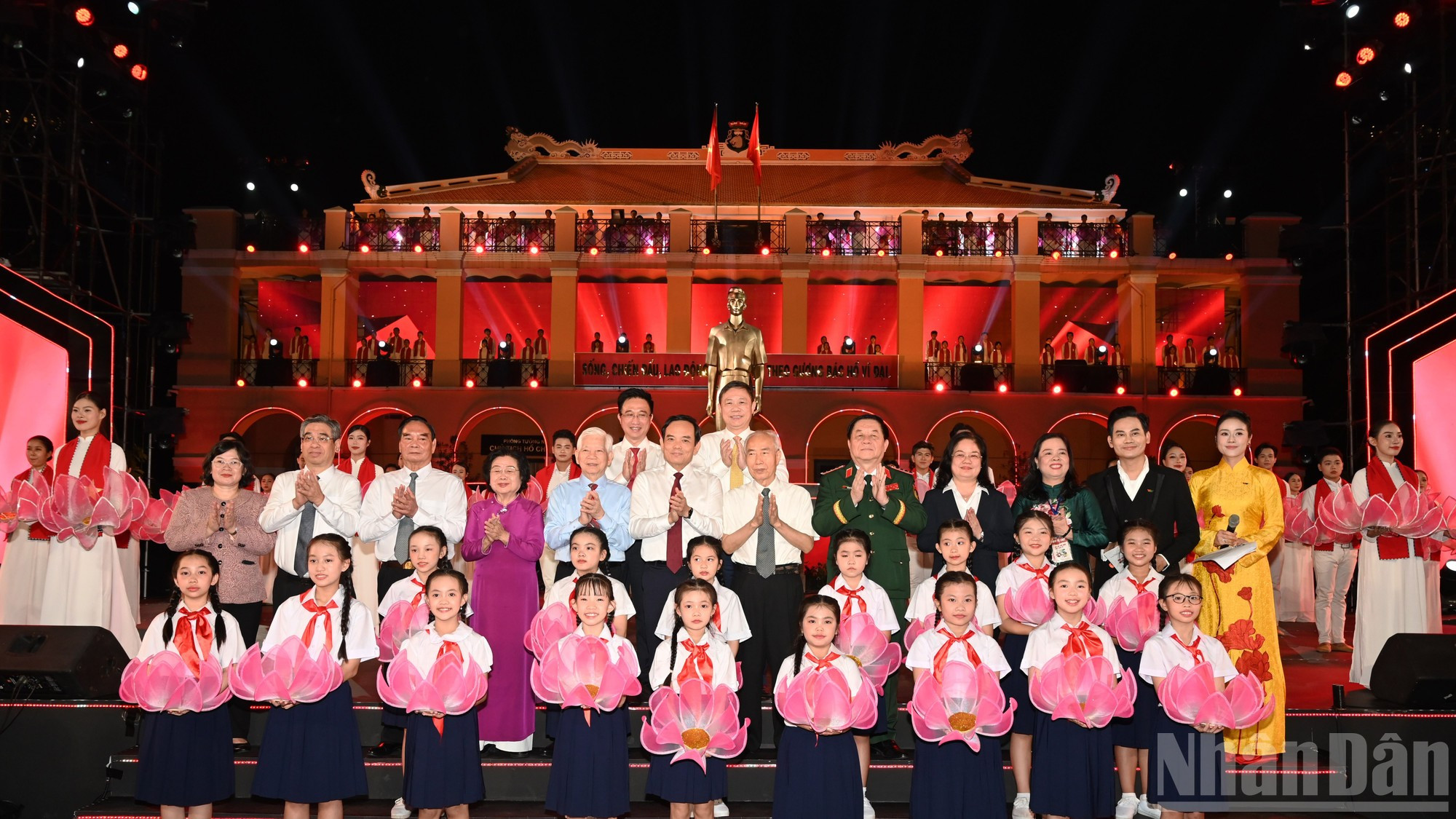 Los delegados posan al frente de la estatua del Tío Ho en el muelle de Nha Rong, obra conmemorativa de la marcha del prócer revolucionario para buscar un camino de salvación nacional.