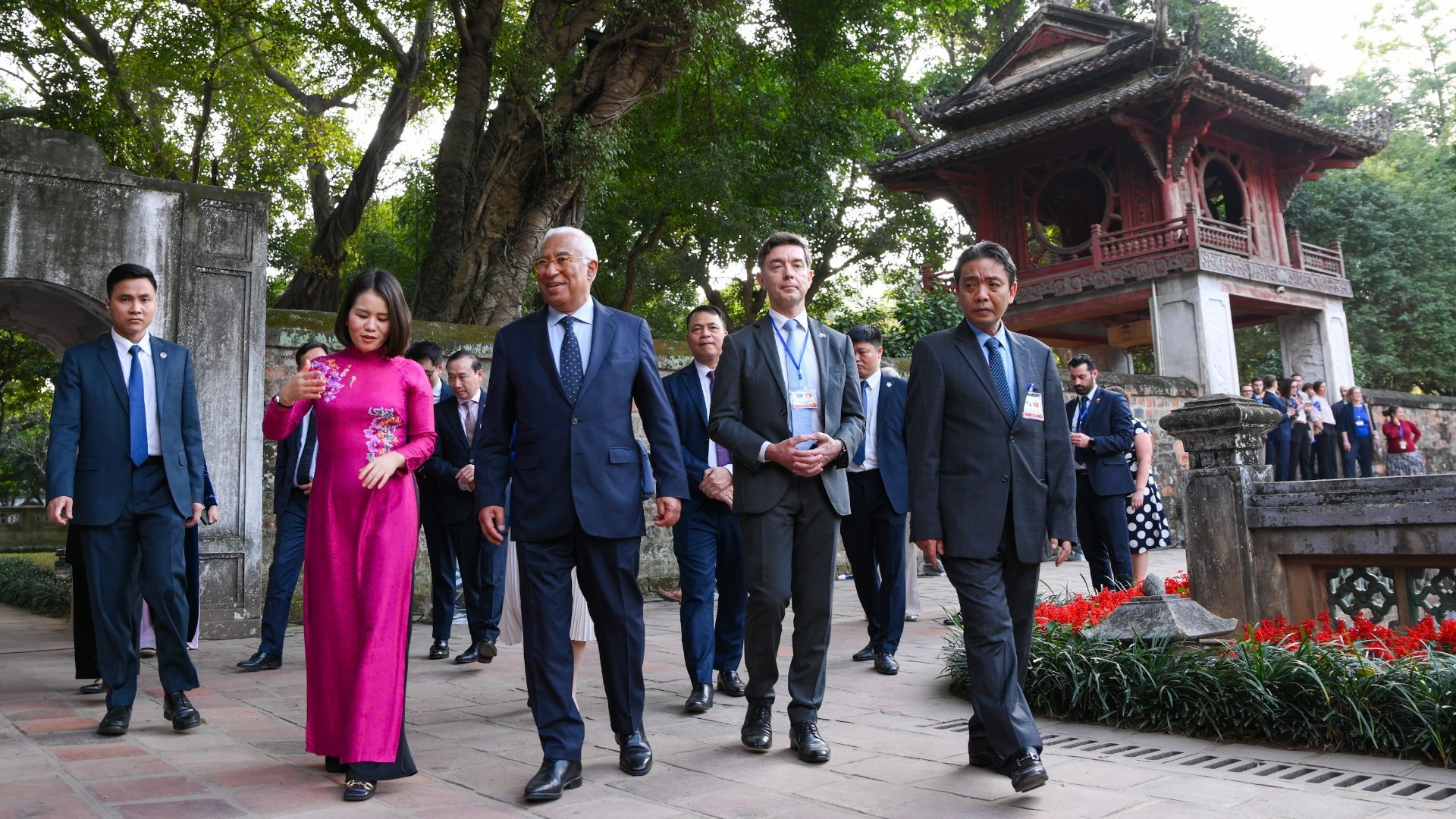 [Foto] Presidente de Consejo Europeo visita Templo de la Literatura en Vietnam