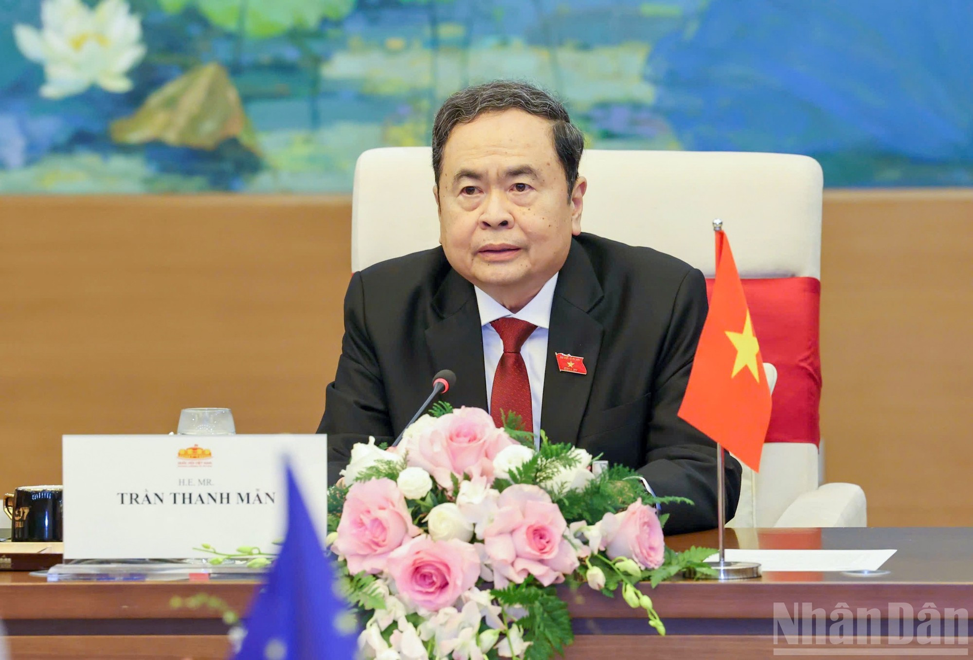 El presidente de la Asamblea Nacional de Vietnam, Tran Thanh Man, da palabras.