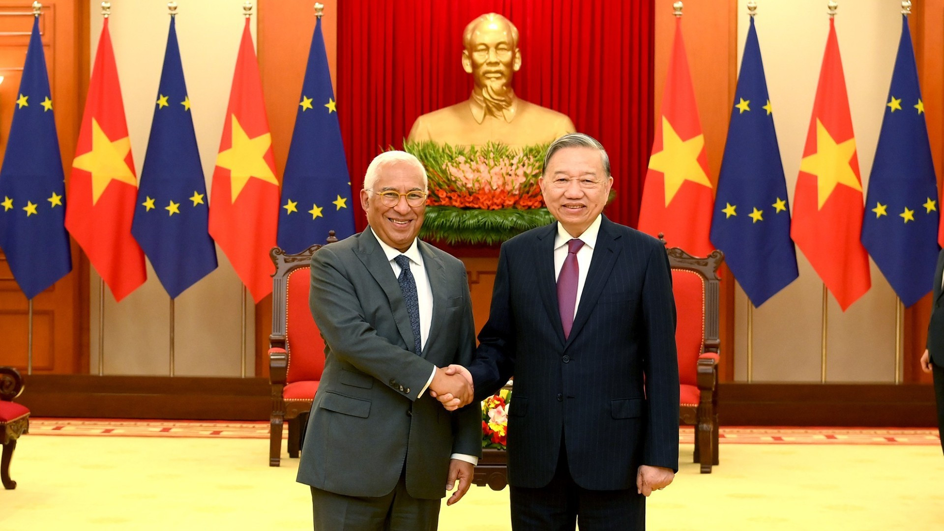 El secretario general del Partido Comunista de Vietnam, To Lam (derecha), y el presidente del Consejo Europeo, António Costa.