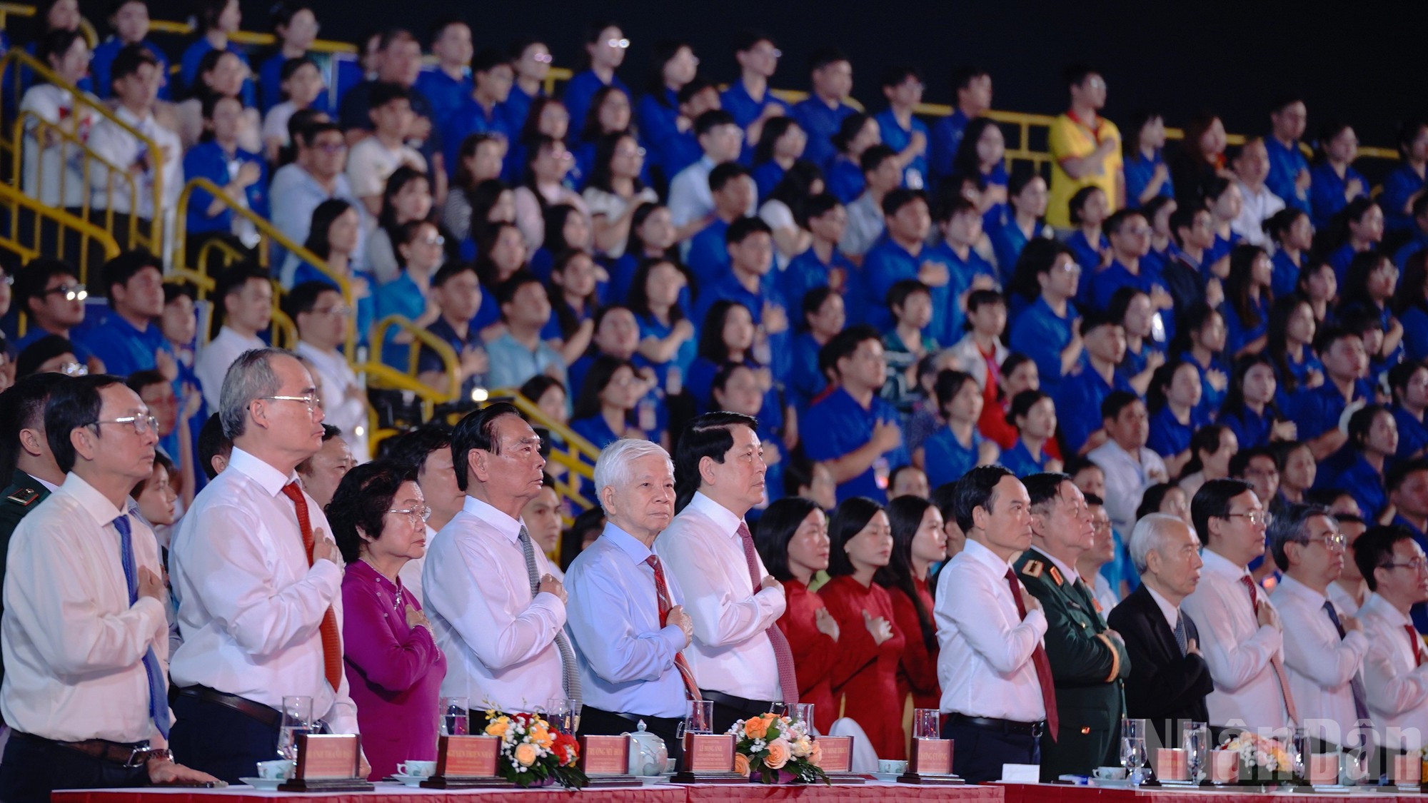El presidente del país, Luong Cuong, junto con dirigentes y exdirigentes del Partido y del Estado, rinde homenaje al Presidente Ho Chi Minh.