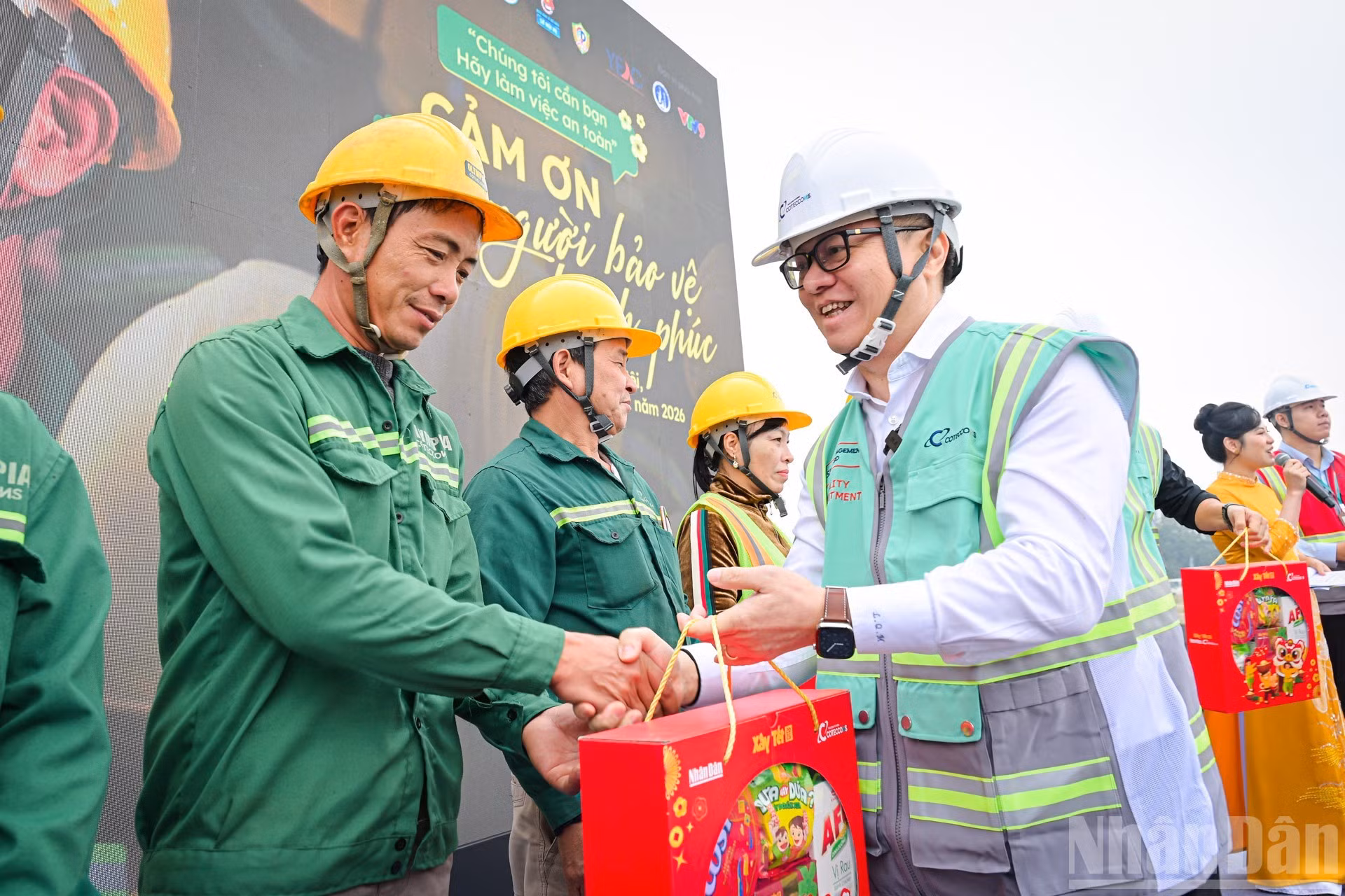 Le Quoc Minh, miembro del Comité Central del Partido Comunista de Vietnam, presidente-editor del periódico Nhan Dan y titular de la Asociación de Periodistas del país, entrega regalos a los obreros participantes.