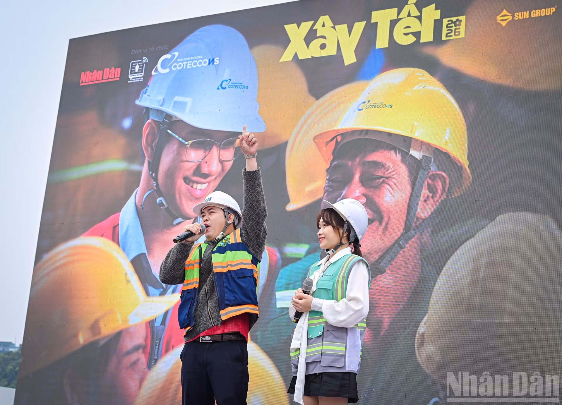 Una actuación artística interpretada por obreros in situ.