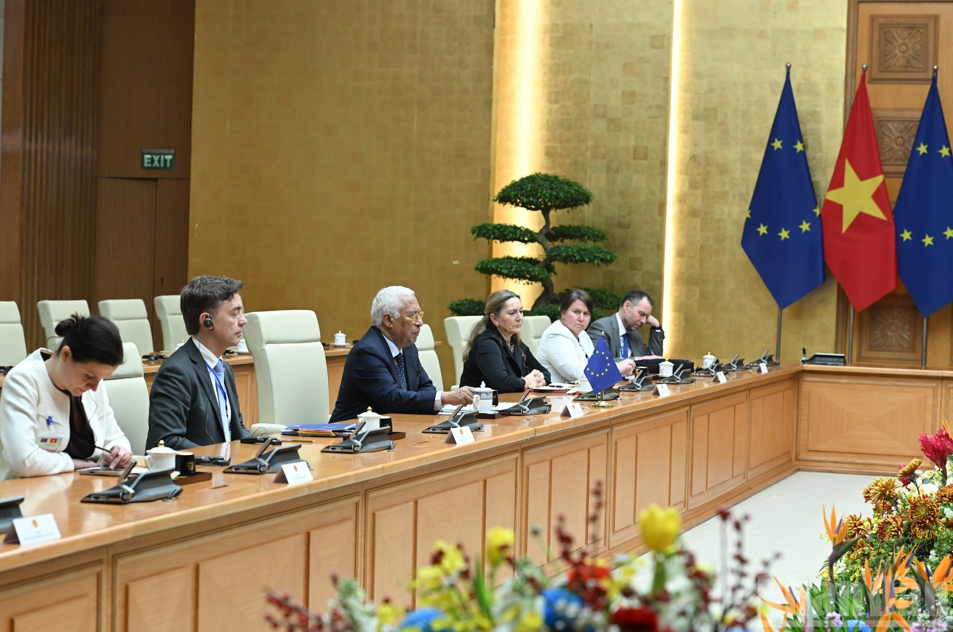 El alto funcionario europeo y sus acompañantes.