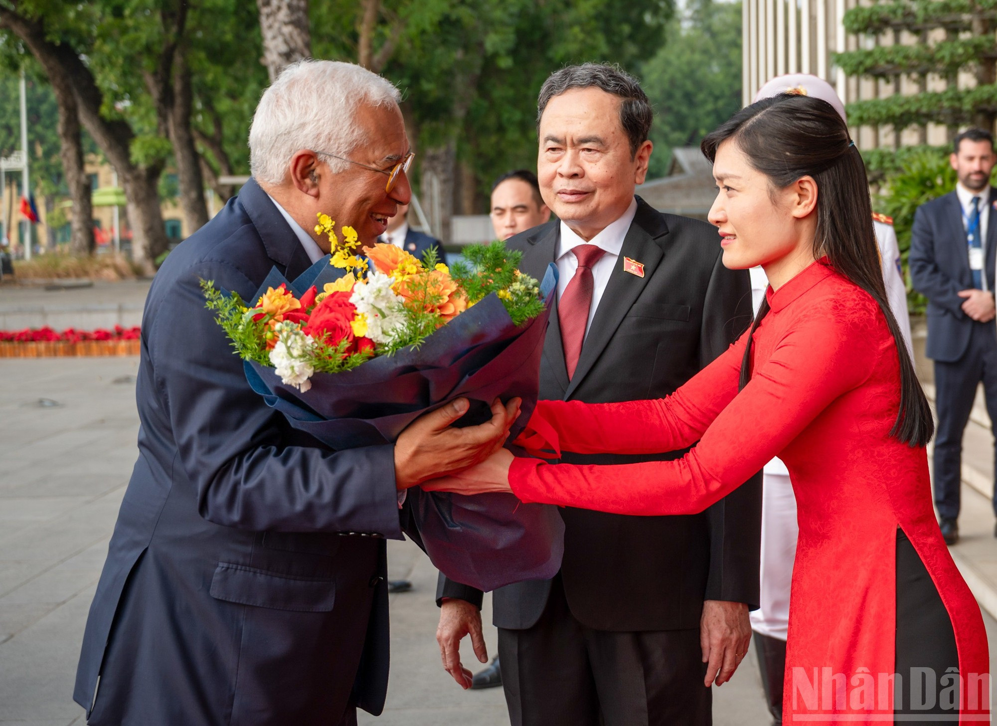 El presidente del Consejo Europeo, António Costa, recibe flores de bienvenida de la Oficina de la Asamblea Nacional de Vietnam.