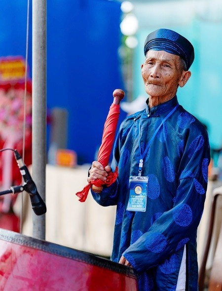 Un anciano toca el tambor para dar inicios al festival.