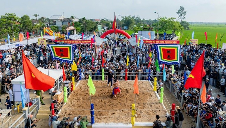 La competición tiene lugar sobre una superficie de media hectárea recién planificada en el centro de la aldea de Lai An.