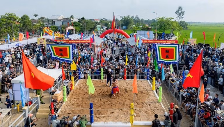 La competición tiene lugar sobre una superficie de media hectárea recién planificada en el centro de la aldea de Lai An.