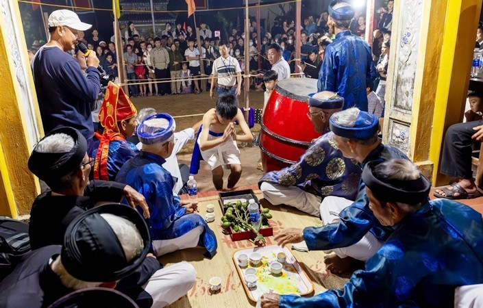 Escena del ritual inaugural del festejo, encabezado por ancianos de la aldea.
