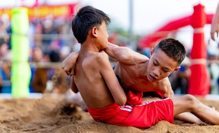 Una pelea entre luchadores adolescentes.
