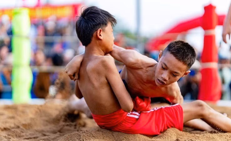 Una pelea entre luchadores adolescentes.