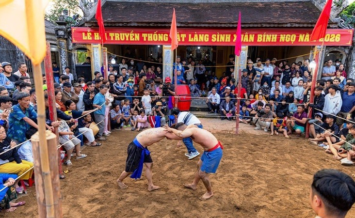 El Festival de Lucha Libre en la aldea Sinh 2026 queda inaugurado a primeras horas de la mañana del 10 de enero lunar (26 de febrero). (Foto: Nhan Dan)