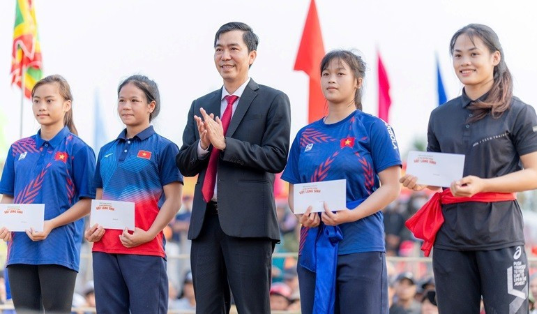 Entrega de obsequios a las luchadoras, un rasgo típico del festival de la aldea Sinh.