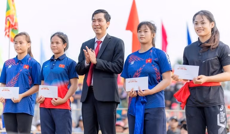 Entrega de obsequios a las luchadoras, un rasgo típico del festival de la aldea Sinh.