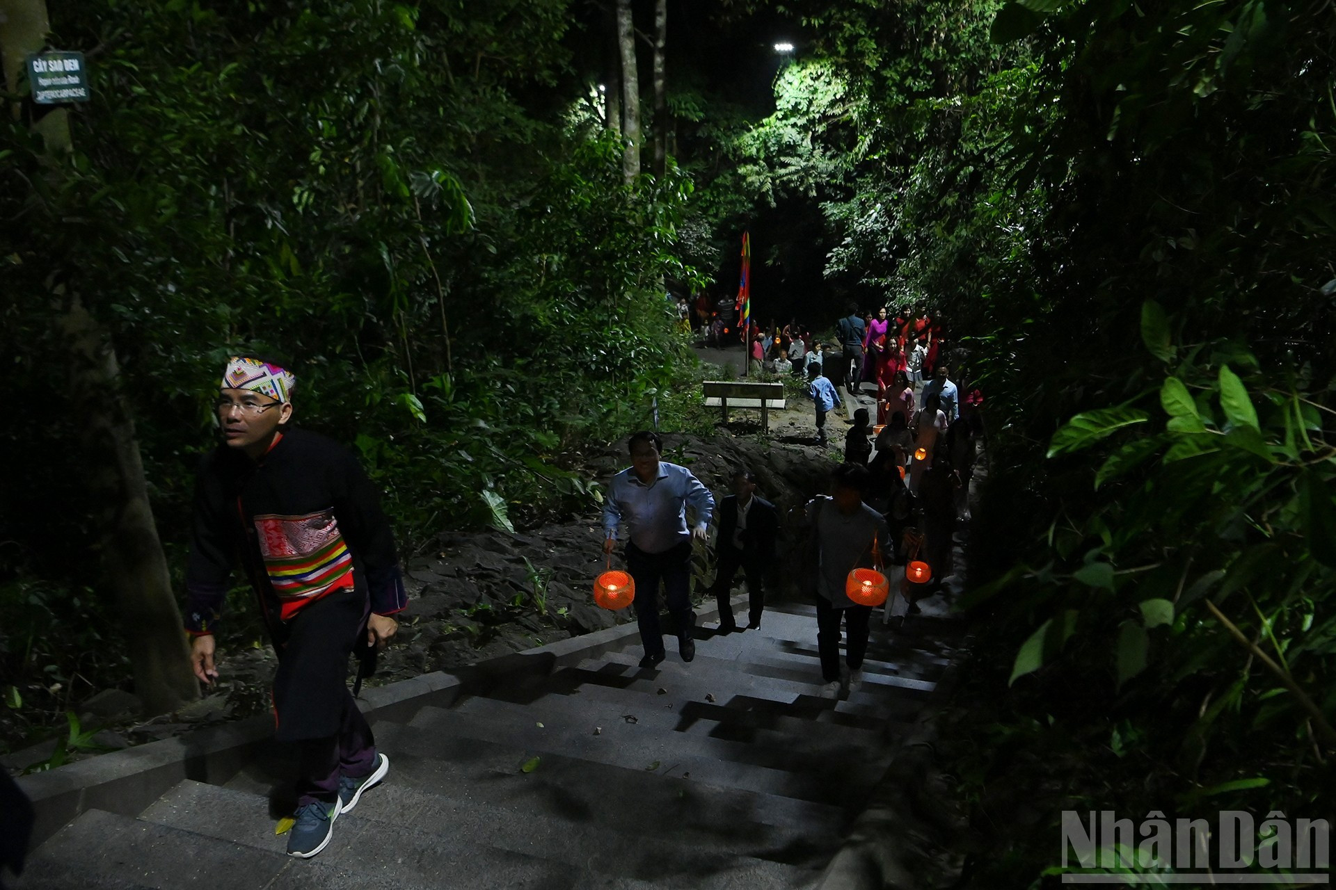 El recorrido constituye una oferta singular desplegada desde hace años con el propósito de difundir el culto a los Reyes Hung, legendarios fundadores de la nación vietnamita, y diversificar los productos turísticos vinculados con Phu Tho, denominada tierra ancestral.