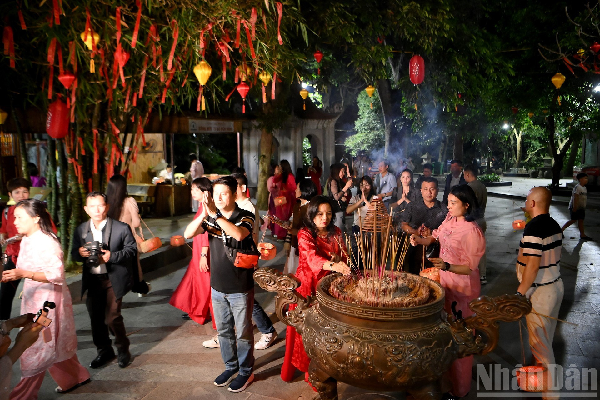 Turistas presentan sus respetos a los meritorios monarcas en la solemne atmósfera del recinto sagrado.