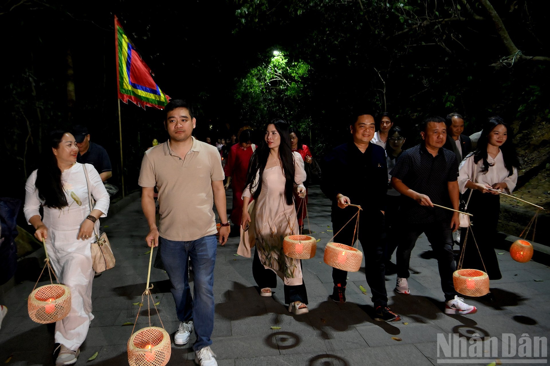El tour lleva a los viajeros por cuatro templos asentados en la montaña de Nghia Linh, hogar del complejo de reliquias.