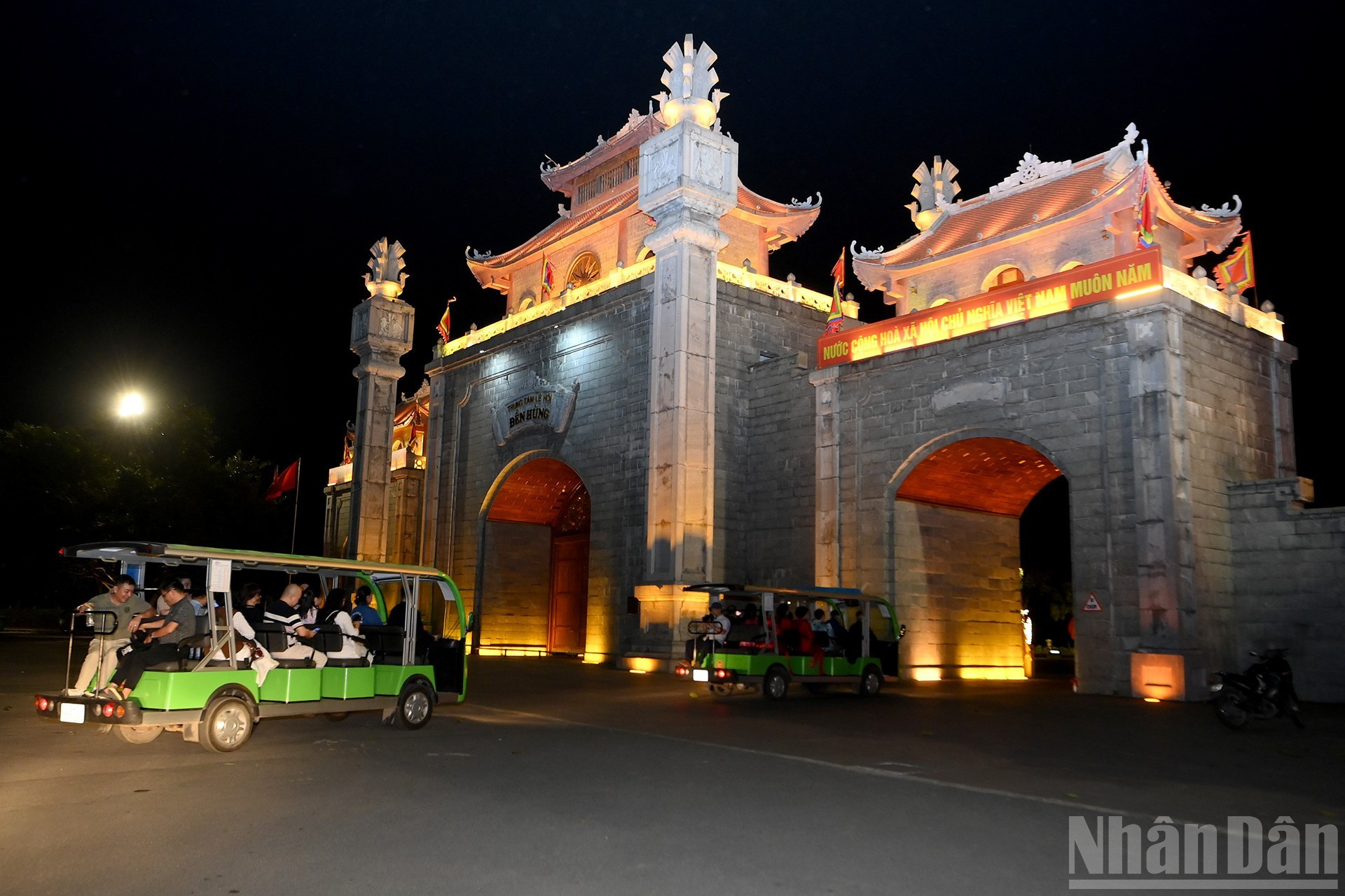 Delegados de empresas turísticas y demás visitantes se desplazan a la zona de reliquias en coche eléctrico.