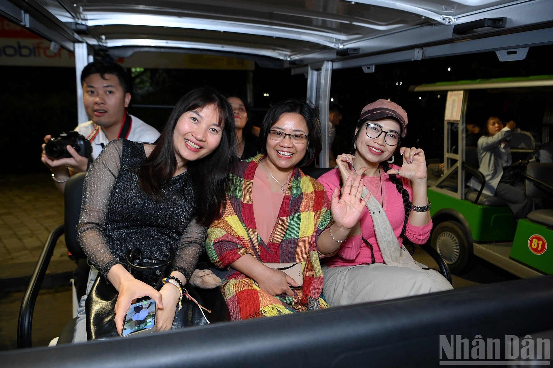 Turistas fascinados por el recorrido nocturno.