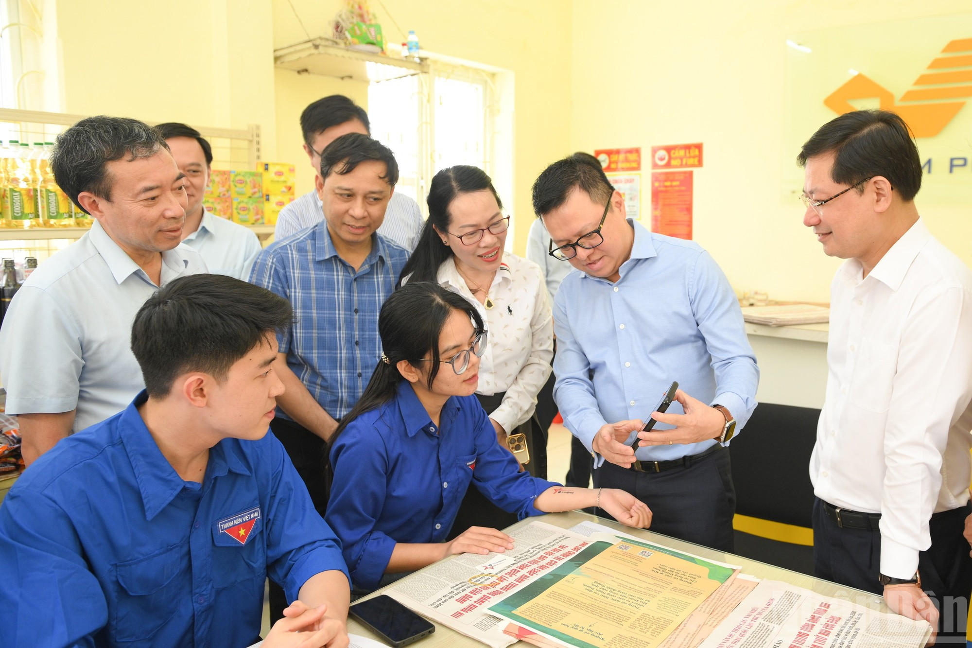 El mismo día, la delegación realiza la actividad en la comuna de Hong Nam, en la provincia de Hung Yen. El mismo día, la delegación realiza la actividad en la comuna de Hong Nam, en la provincia de Hung Yen.