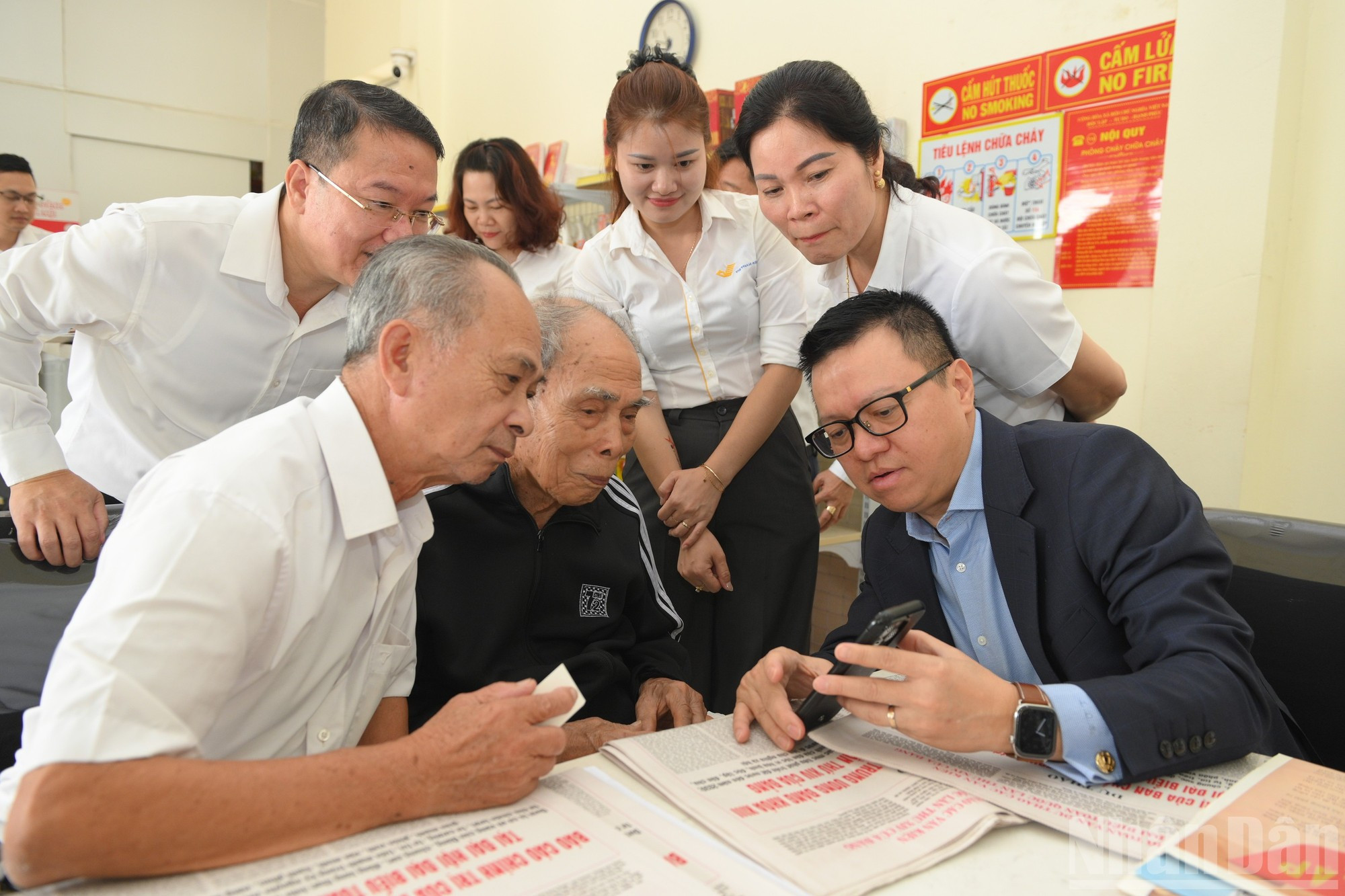El compañero Le Quoc Minh enseña a la población en Hong Nam a escanear el código QR del suplemento para acceder al portal donde se pueden aportar opiniones sobre los documentos que se presentarán ante el XIV Congreso Nacional del PCV. El compañero Le Quoc Minh enseña a la población en Hong Nam a escanear el código QR del suplemento para acceder al portal donde se pueden aportar opiniones sobre los documentos que se presentarán ante el XIV Congreso Nacional del PCV.