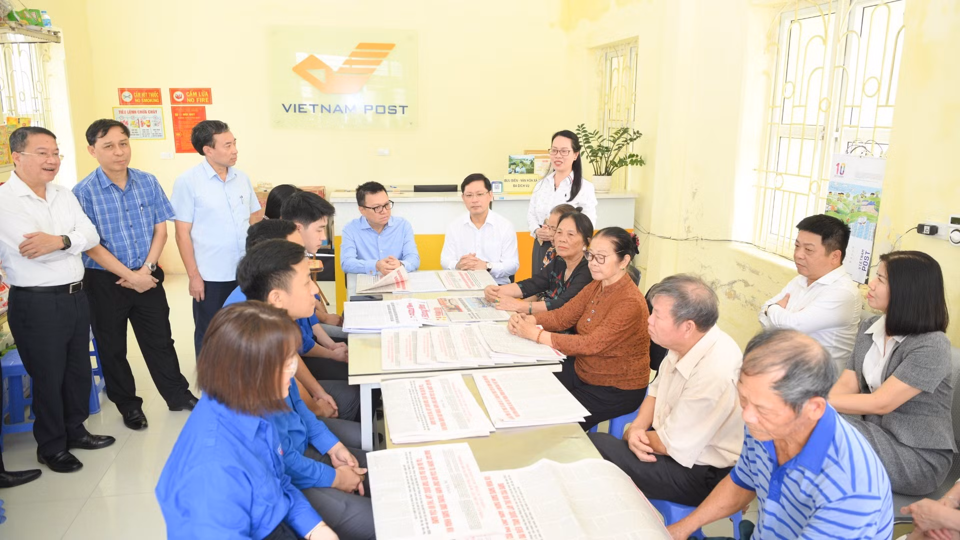 La delegación de Nhan Dan y la Corporación de Correos de Vietnam se reúne con pobladores de la comuna de Hong Nam, en la provincia de Hung Yen.