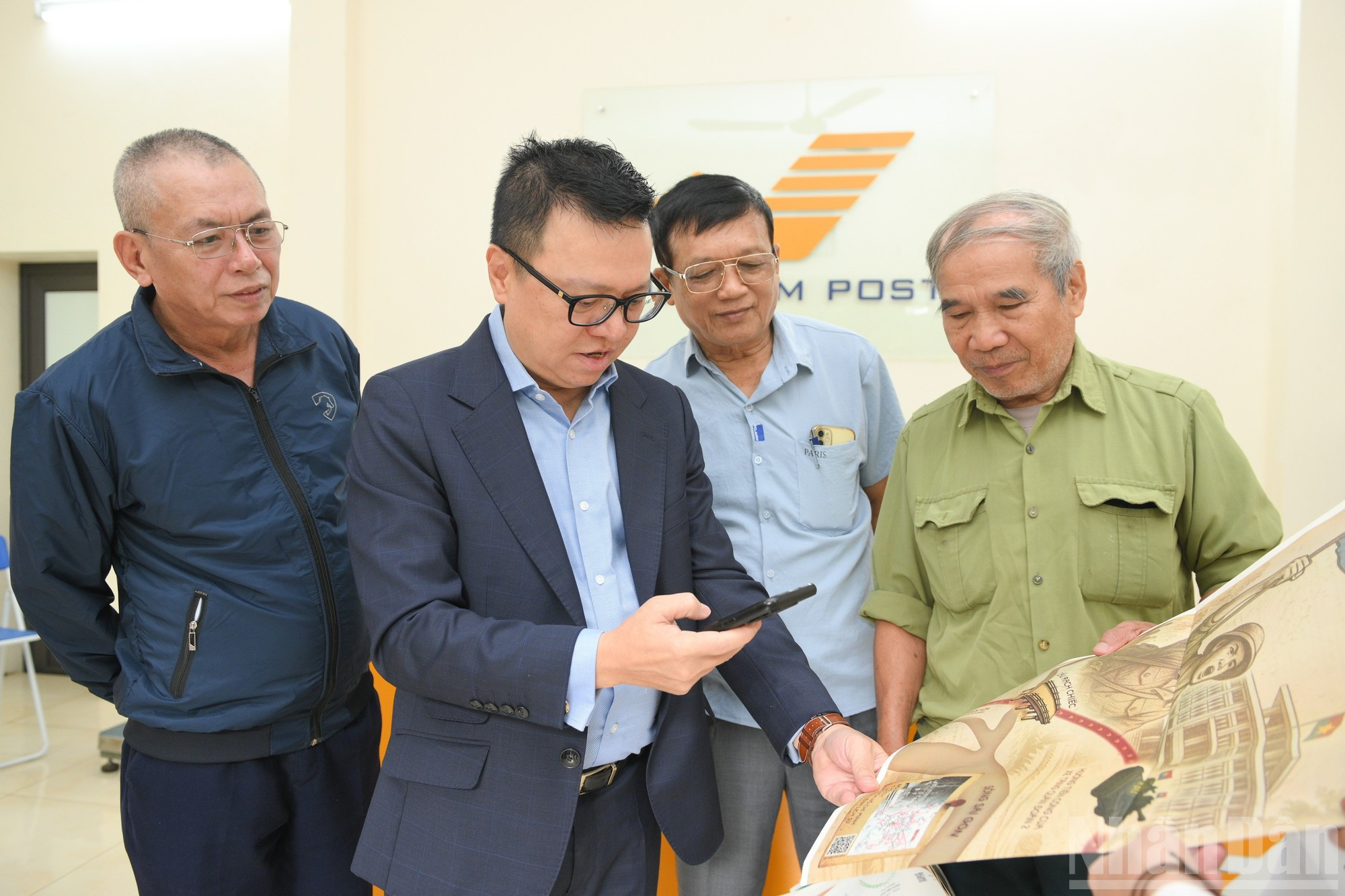 El compañero Le Quoc Minh enseña a la población el escaneo del código QR que permite visualizar contenidos especiales en las publicaciones de Nhan Dan por efemérides del país. El compañero Le Quoc Minh enseña a la población el escaneo del código QR que permite visualizar contenidos especiales en las publicaciones de Nhan Dan por efemérides del país.