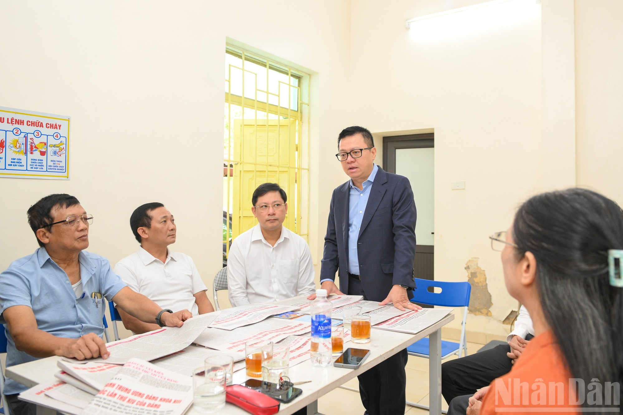 Le Quoc Minh, miembro del Comité Central del PCV, presidente-editor de Nhan Dan, subjefe de la Comisión de Propaganda y Movilización de Masas de ese comité y presidente de la Asociación de Periodistas de Vietnam, habla con los vecinos de la comuna sobre el suplemento publicado para difundir los borradores de los documentos del XIV Congreso Nacional del PCV. Le Quoc Minh, miembro del Comité Central del PCV, presidente-editor de Nhan Dan, subjefe de la Comisión de Propaganda y Movilización de Masas de ese comité y presidente de la Asociación de Periodistas de Vietnam, habla con los vecinos de la comuna sobre el suplemento publicado para difundir los borradores de los documentos del XIV Congreso Nacional del PCV.