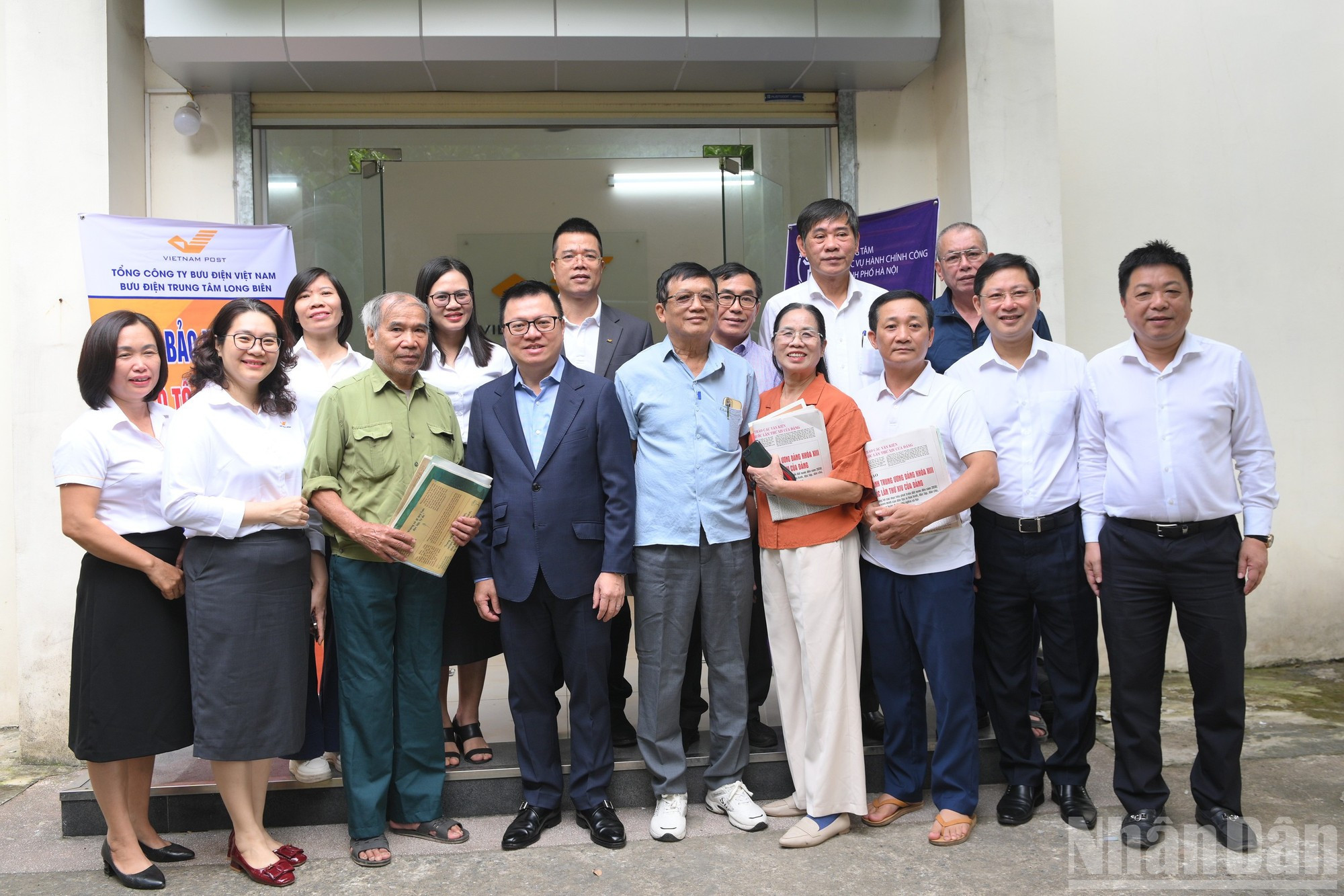 La delegación de Nhan Dan y la Corporación de Correos de Vietnam posa junto a funcionarios y pobladores en la Oficina de Correos y casa comunal de Bat Trang. La delegación de Nhan Dan y la Corporación de Correos de Vietnam posa junto a funcionarios y pobladores en la Oficina de Correos y casa comunal de Bat Trang.