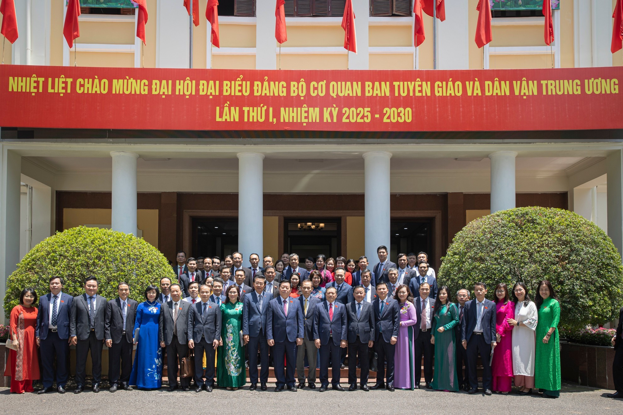 Los delegados posan para fotos.