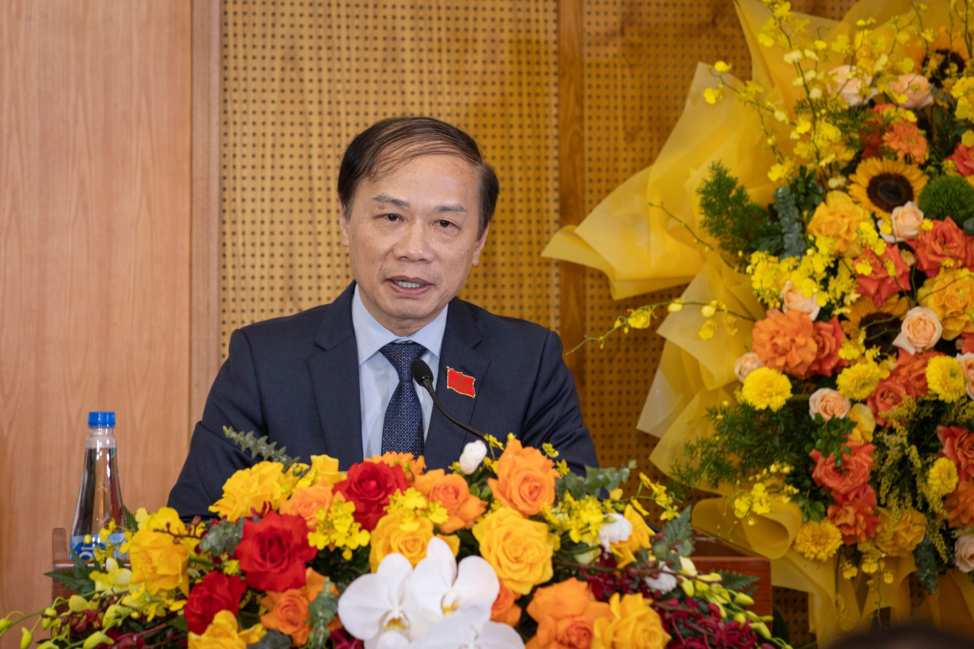 Pham Tat Thang, miembro del CCPCV, subjefe de la Comisión de Propaganda y Movilización de Masas, y vicesecretario del Comité del Partido en la misma durante el mandato 2020-2025, interviene en la asamblea.