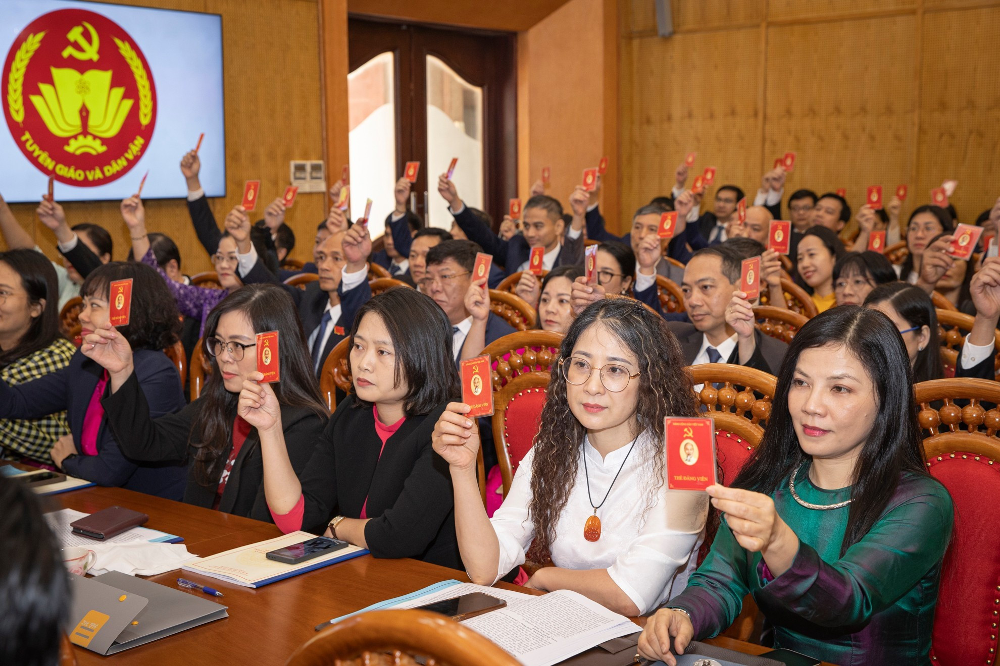 Los delegados votan la aprobación del Borrador del informe político del Congreso.