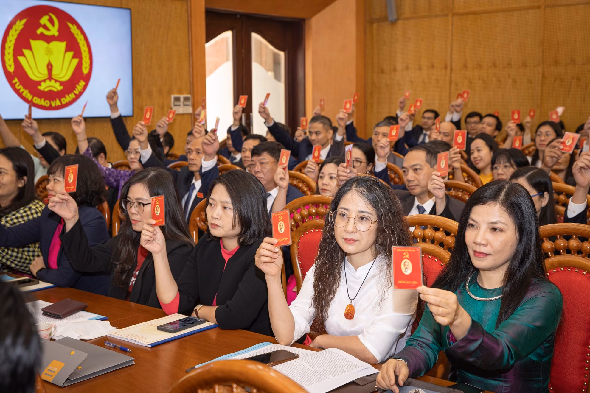 Los delegados votan la aprobación del Borrador del informe político del Congreso.
