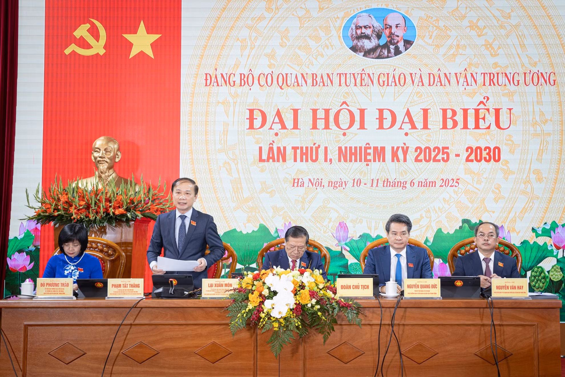 El presídium del Congreso.