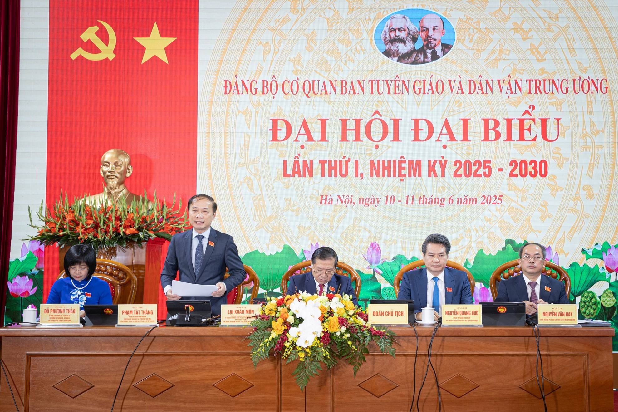 El presídium del Congreso.