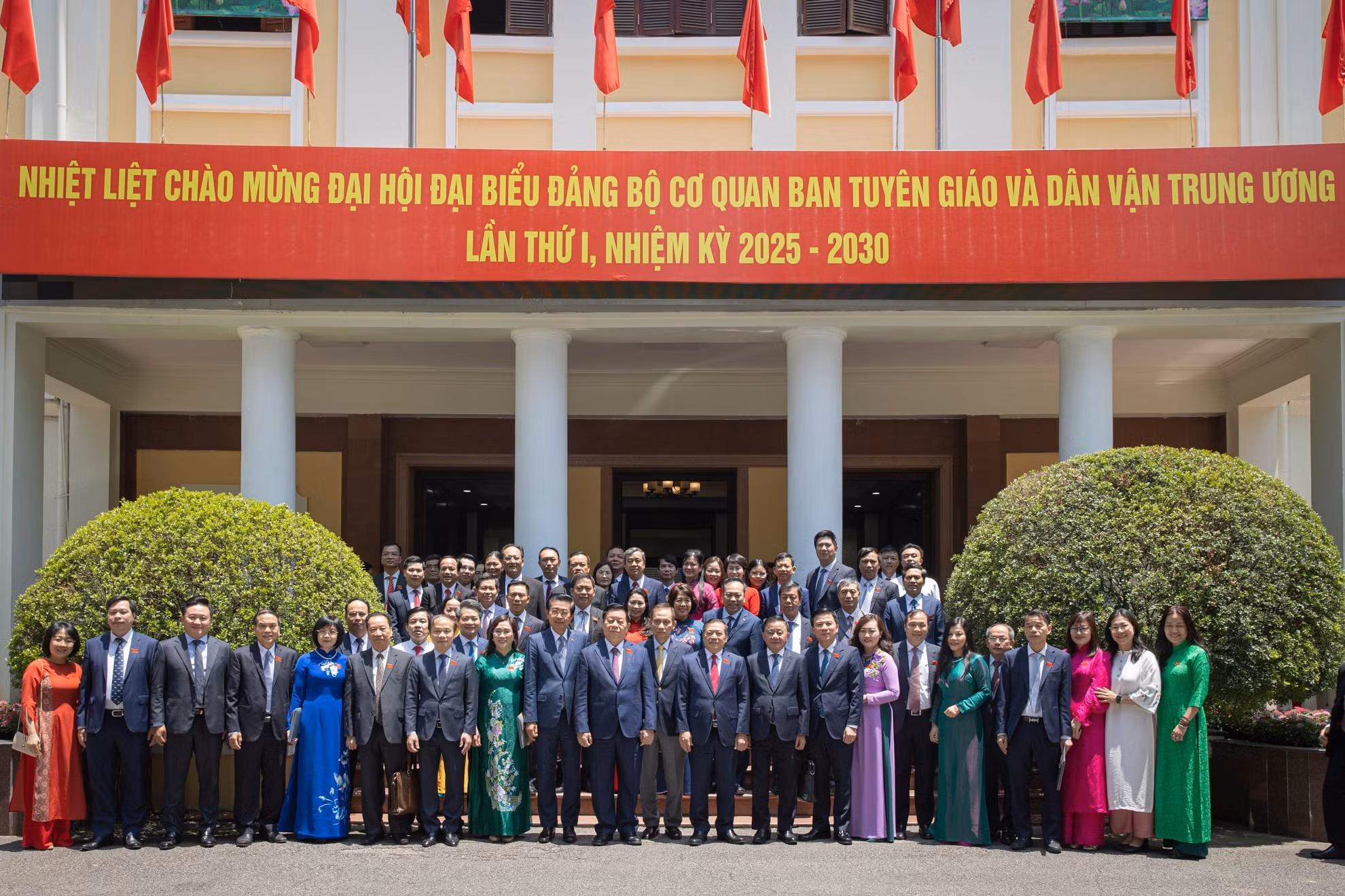 Los delegados posan para fotos.