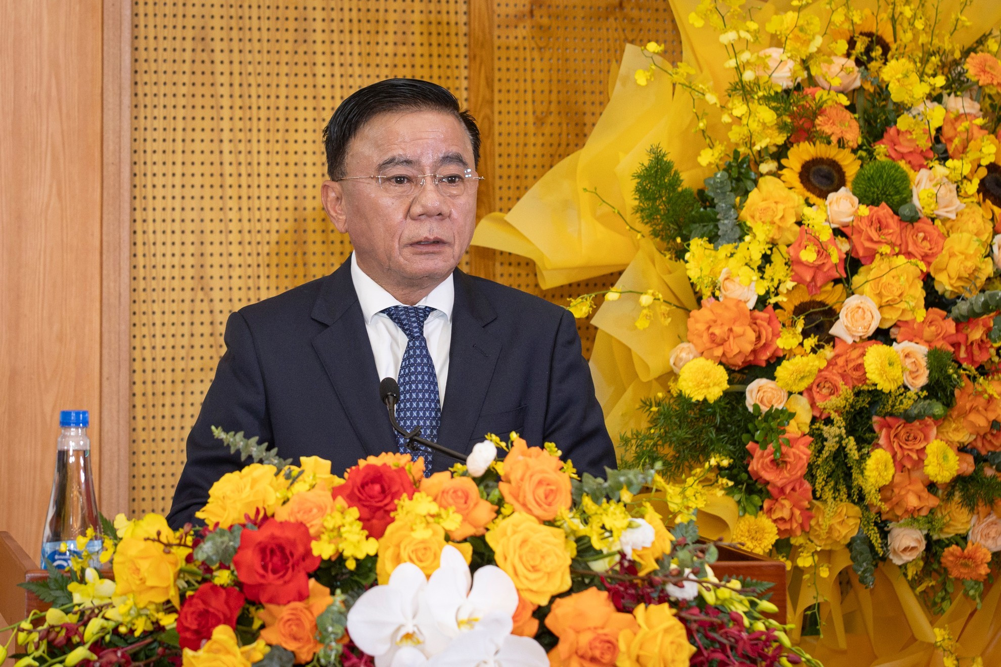 Tran Cam Tu, integrante del Buró Político, miembro permanente del Secretariado del Comité Central del PCV y secretario del Comité del Partido en las agencias centrales del PCV, pronuncia directrices.