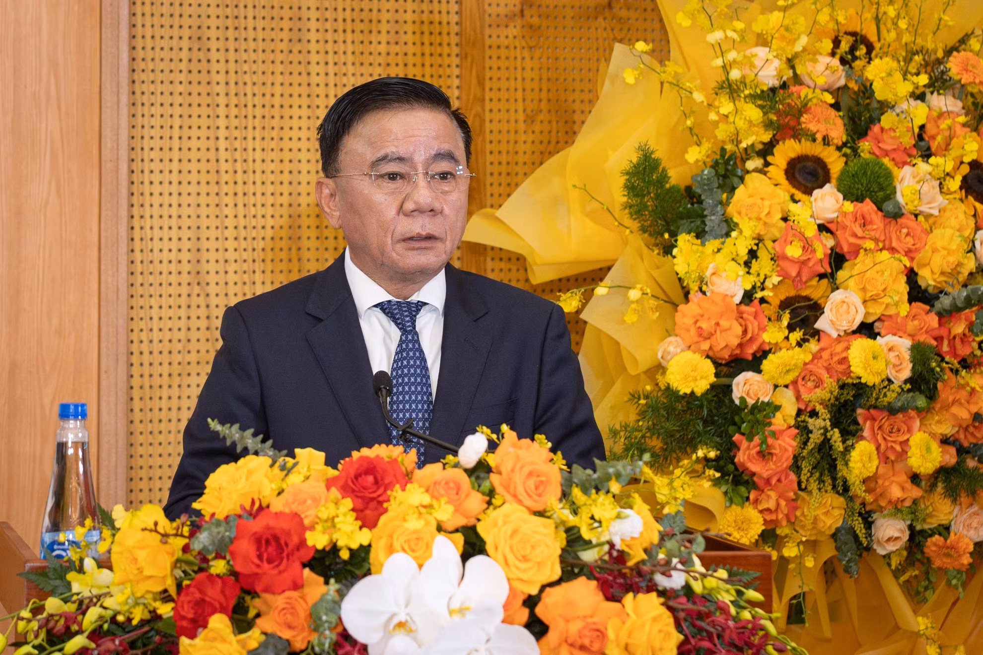 Tran Cam Tu, integrante del Buró Político, miembro permanente del Secretariado del Comité Central del PCV y secretario del Comité del Partido en las agencias centrales del PCV, pronuncia directrices.