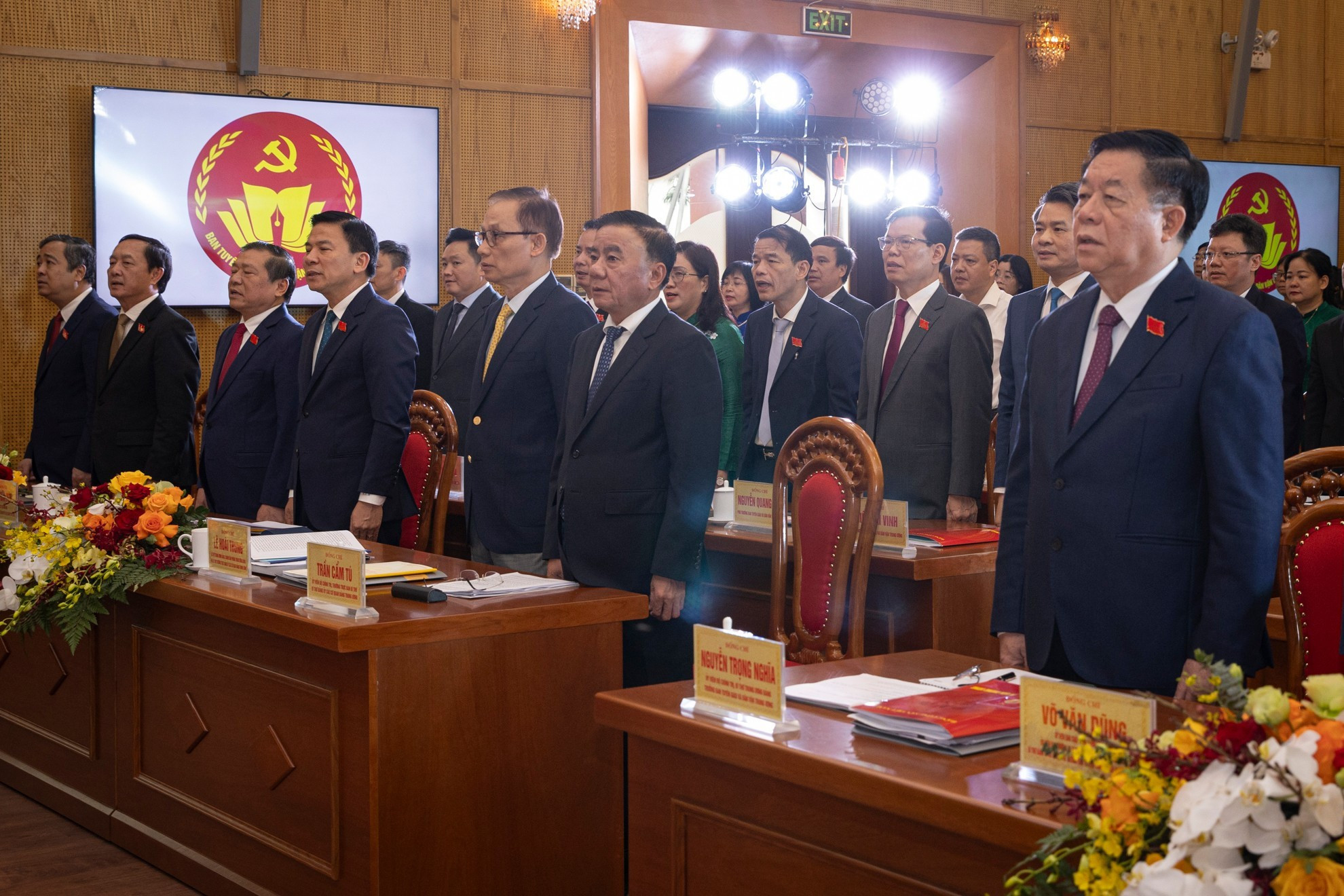 Los delegados efectúan el acto de saludo a bandera.