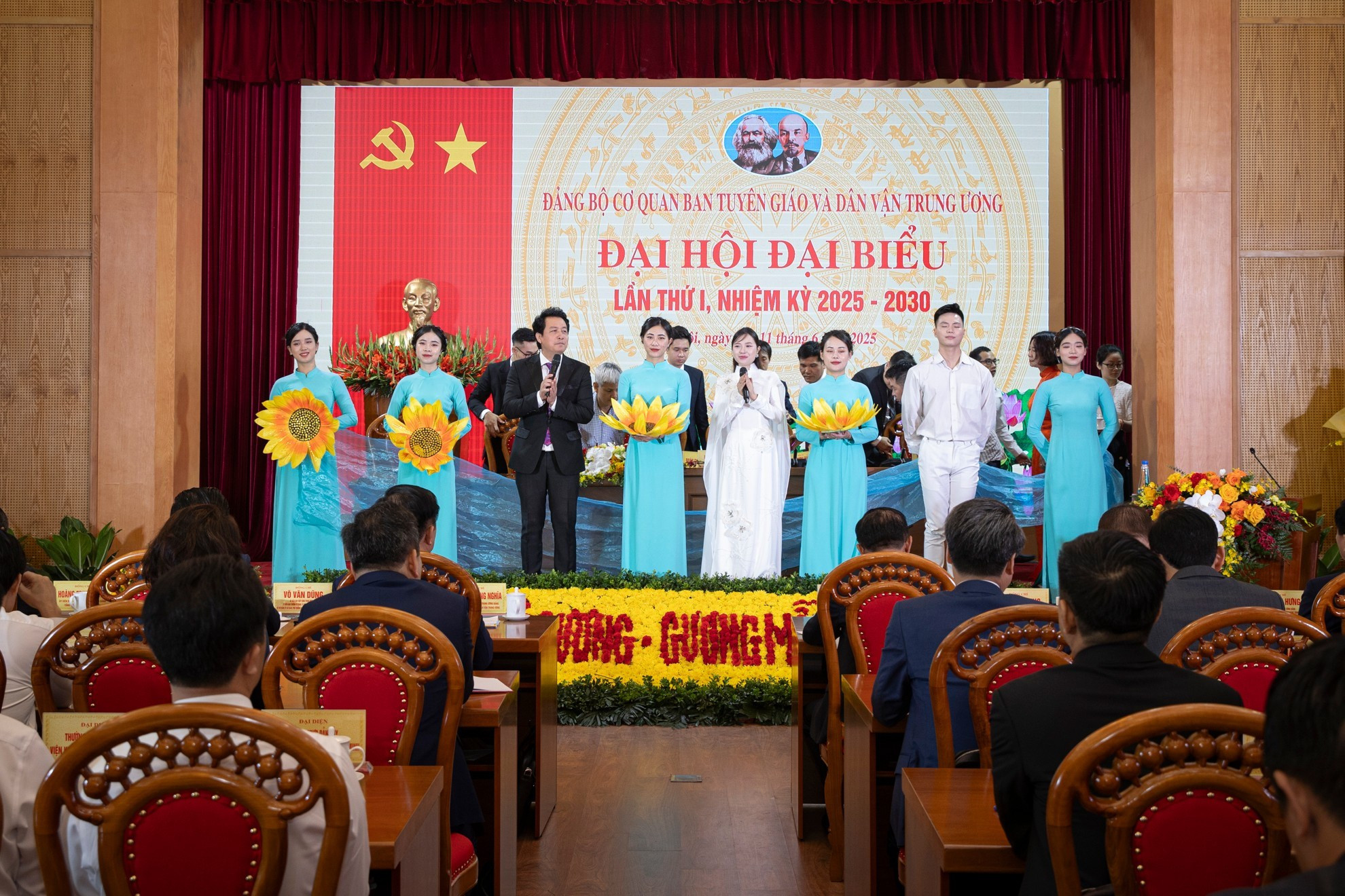 Una actuación artística en saludo al acontecimiento.