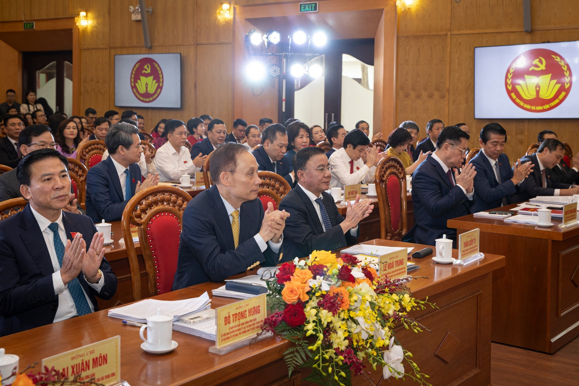 Asisten al Congreso dirigentes del Partido y del Estado, representantes de los órganos rectores del PCV en las agencias centrales del Partido, y 160 de los 304 militantes en la Comisión de Propaganda y Movilización de Masas.