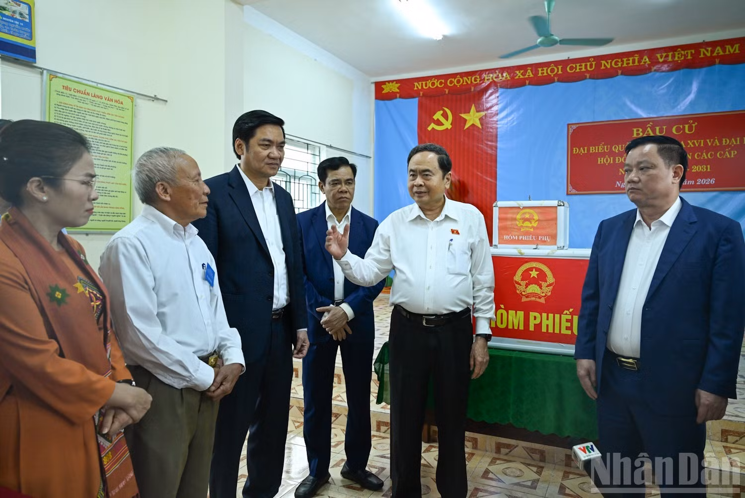 [Foto] Jefe del Legislativo inspecciona preparativos de las elecciones generales en Nghe An