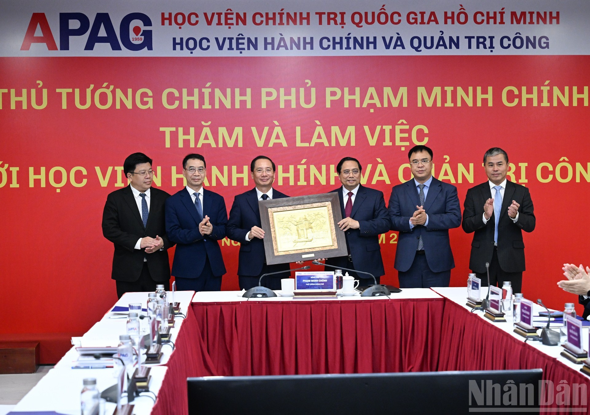 El premier Pham Minh Chinh entrega un regalo de recuerdo a la Academia de Administración y Gobernanza Pública.
