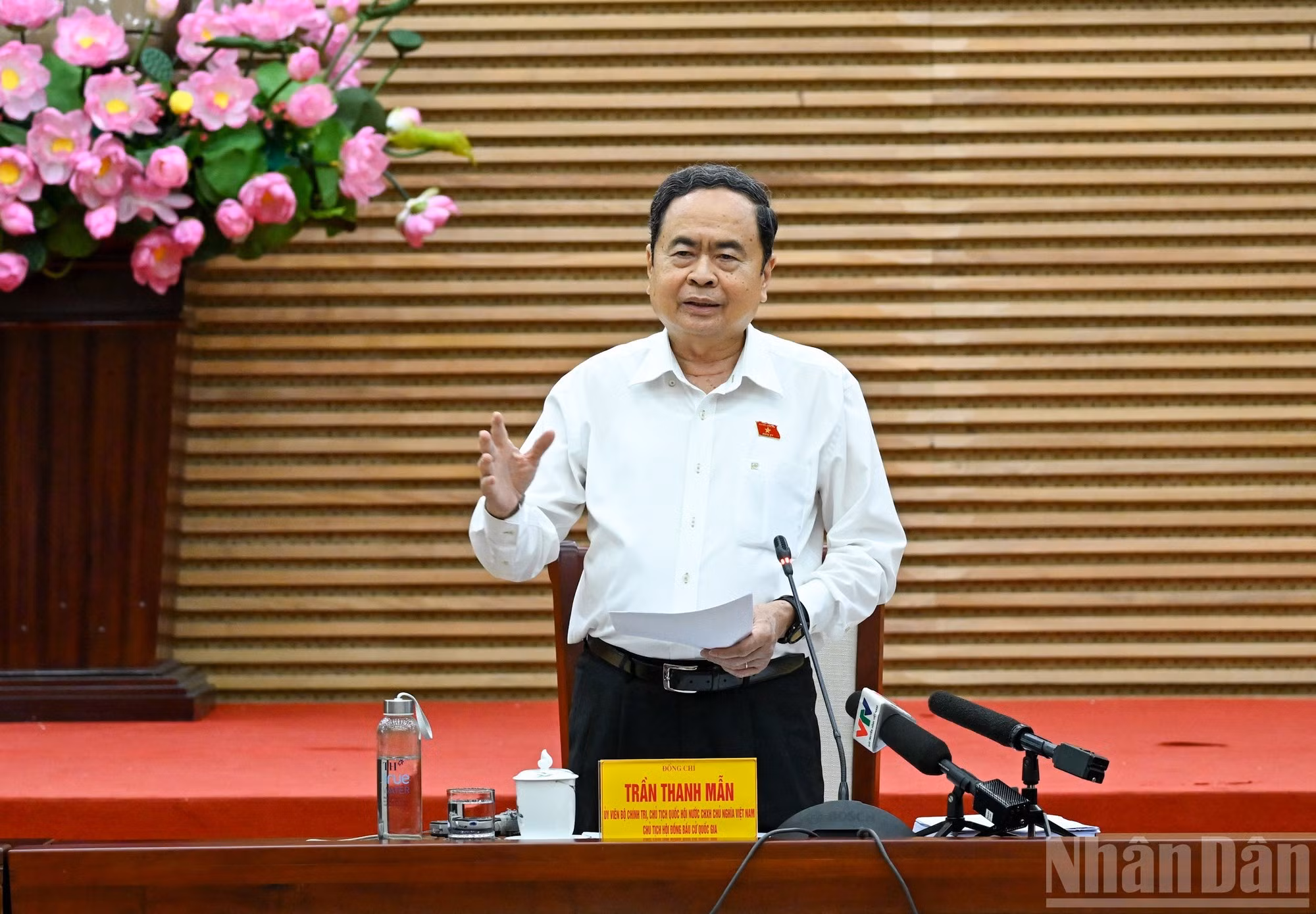 El presidente de la Asamblea Nacional de Vietnam y titular del Consejo Electoral Nacional, Tran Thanh Man, interviene en la reunión.