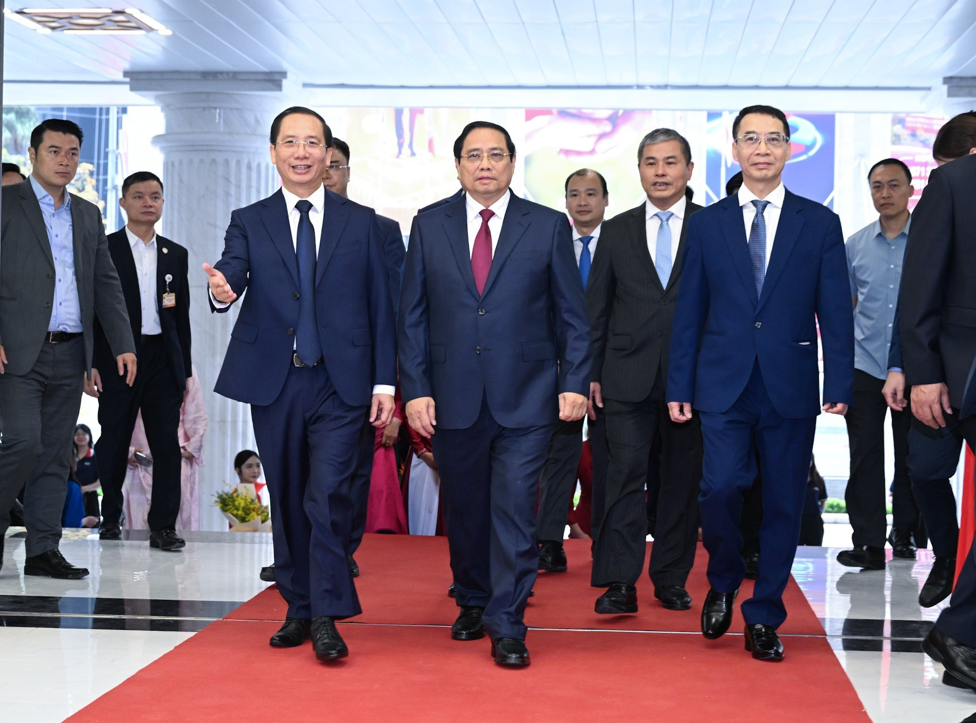 El primer ministro Pham Minh Chinh llega a la Academia de Administración y Gobernanza Pública.