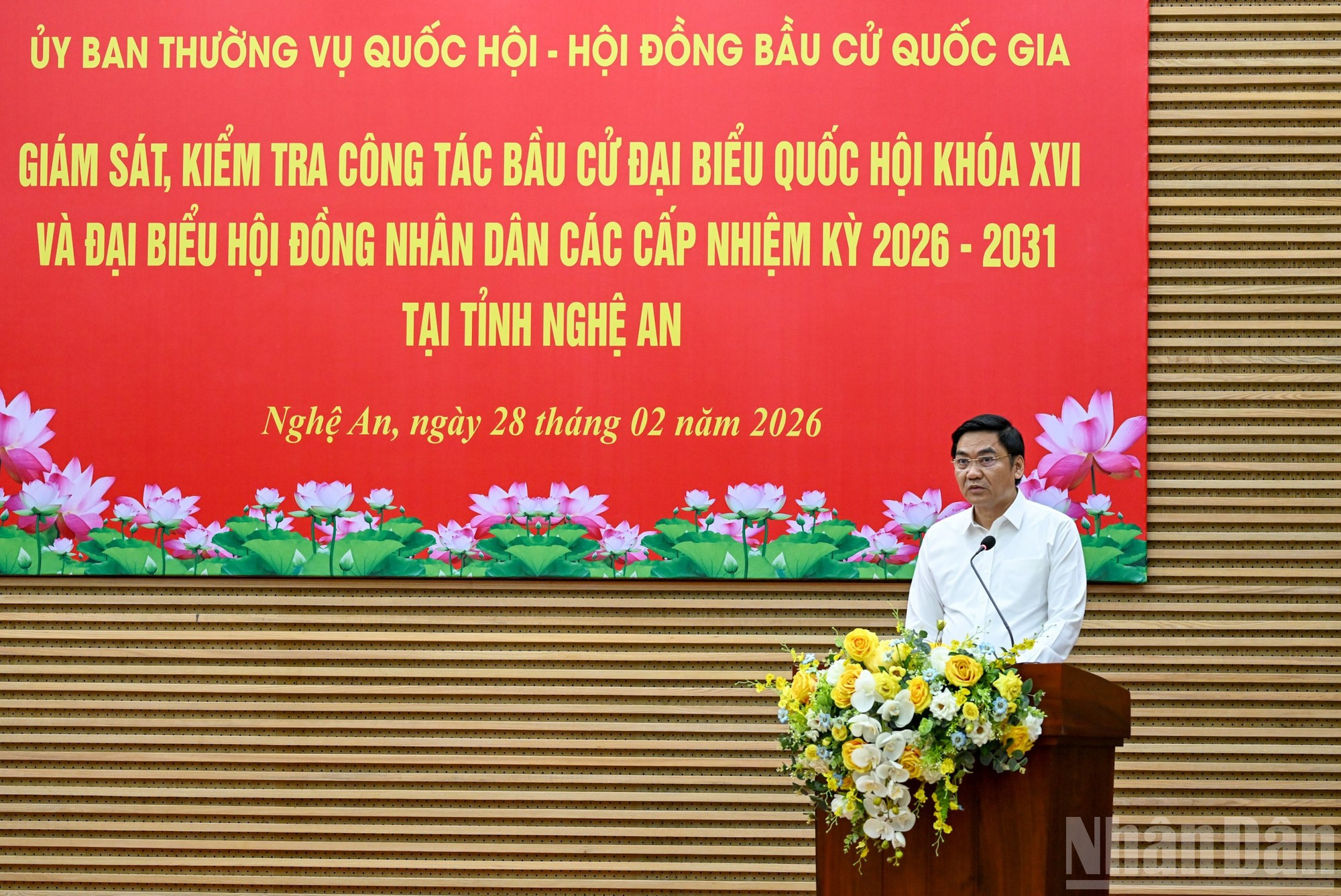 Hoang Nghia Hieu, presidente del Consejo Popular de Nghe An y titular del Comité Electoral de la provincia, presenta un informe.