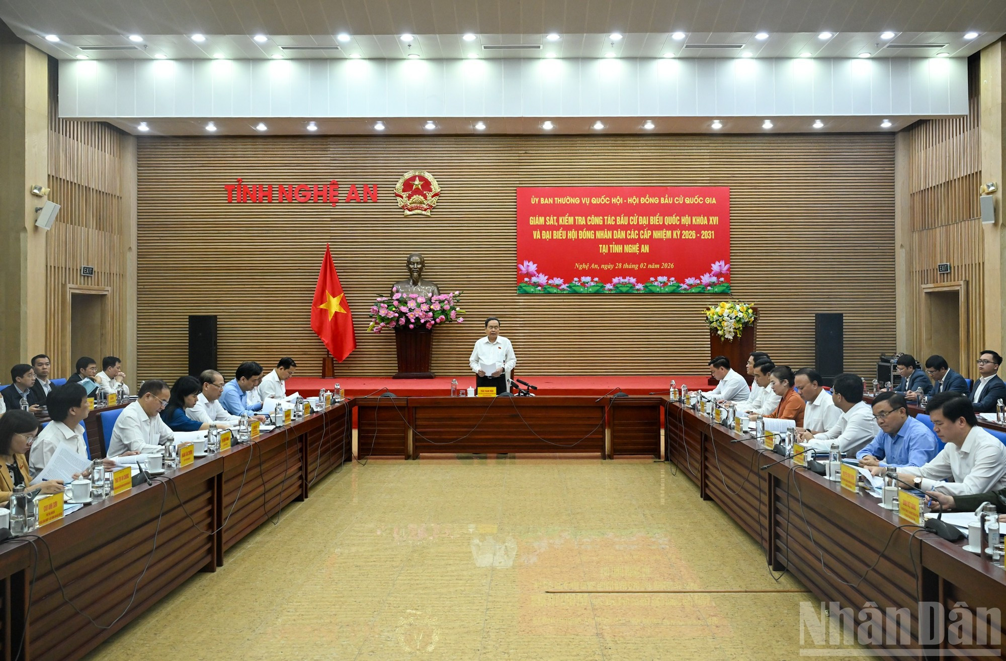 El presidente de la Asamblea Nacional de Vietnam y titular del Consejo Electoral Nacional, Tran Thanh Man, dirige la reunión con el Comité Electoral de la provincia de Nghe An.