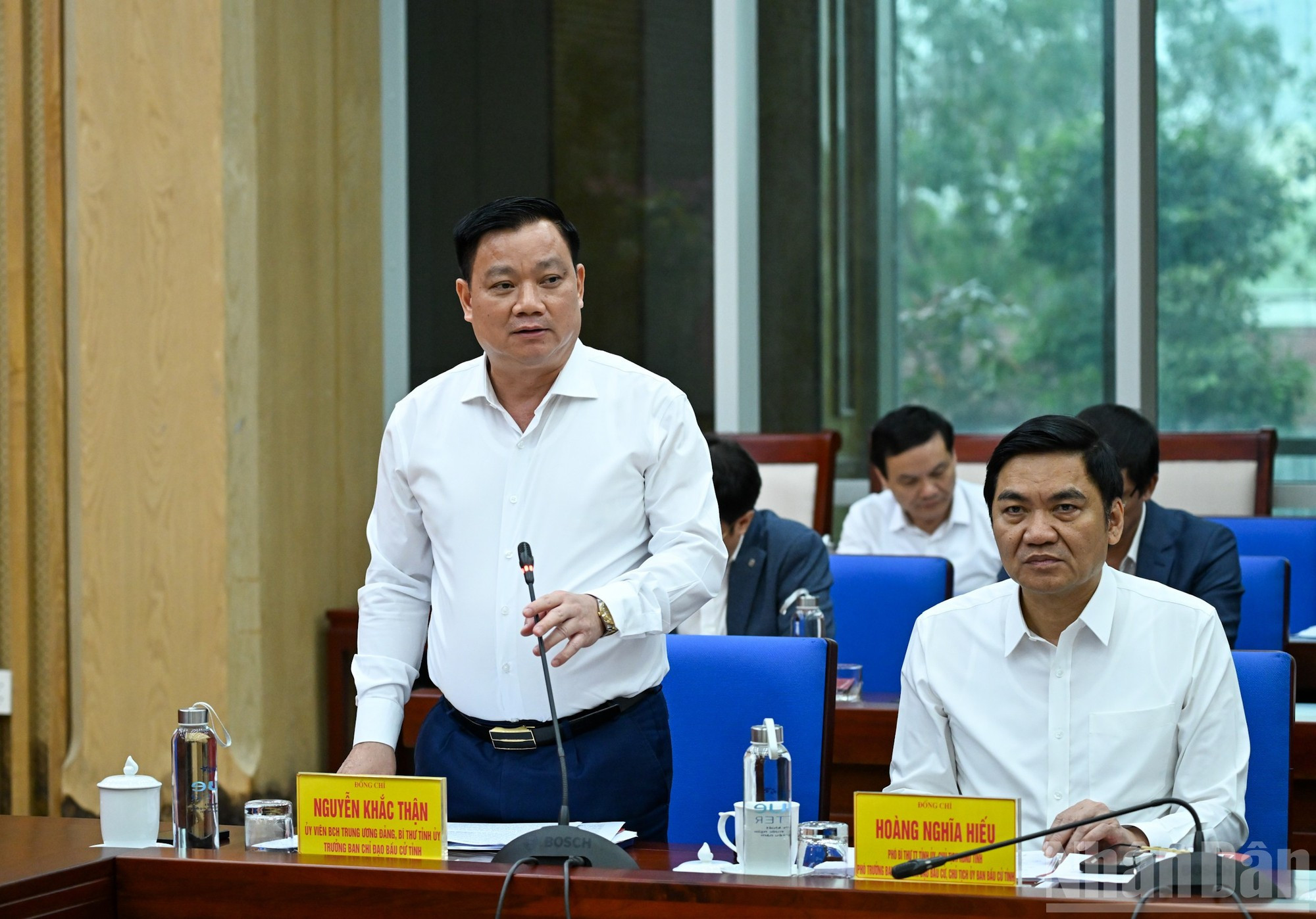 El secretario del Comité del Partido Comunista de Vietnam en Nghe An, Nguyen Khac Than, tiene la palabra.